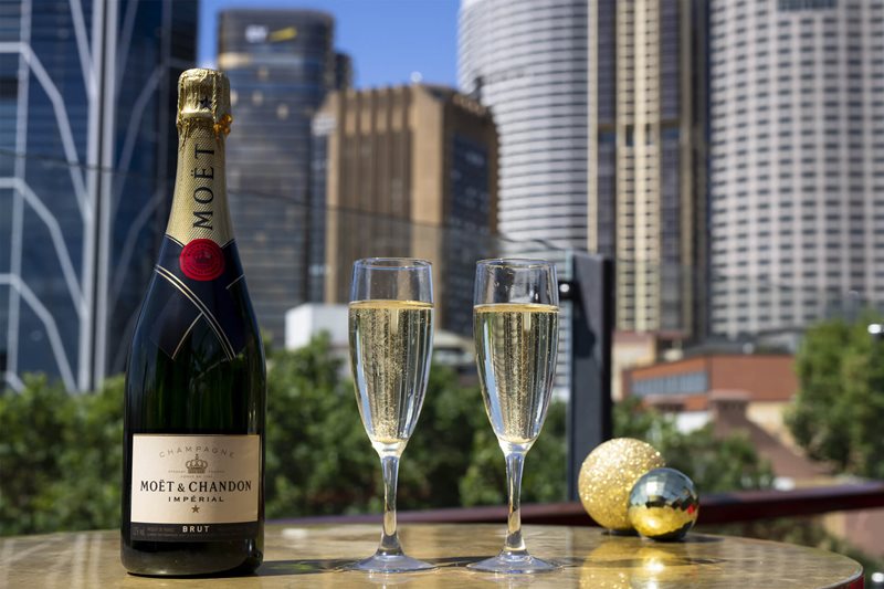 Bubbles and Baubles at The Glenmore